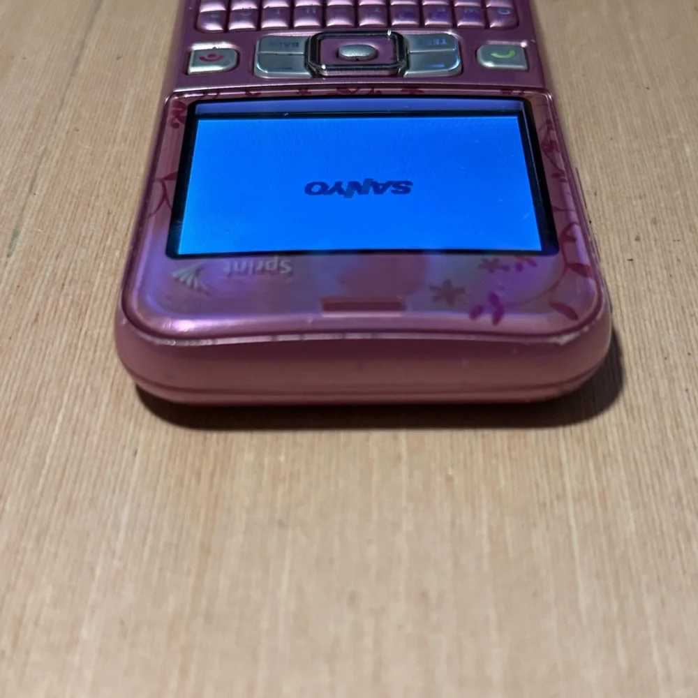 Sprint Mobile Sanyo Model:SCP-2700 Pink Cell Phone Turns On No Charg Read Info!